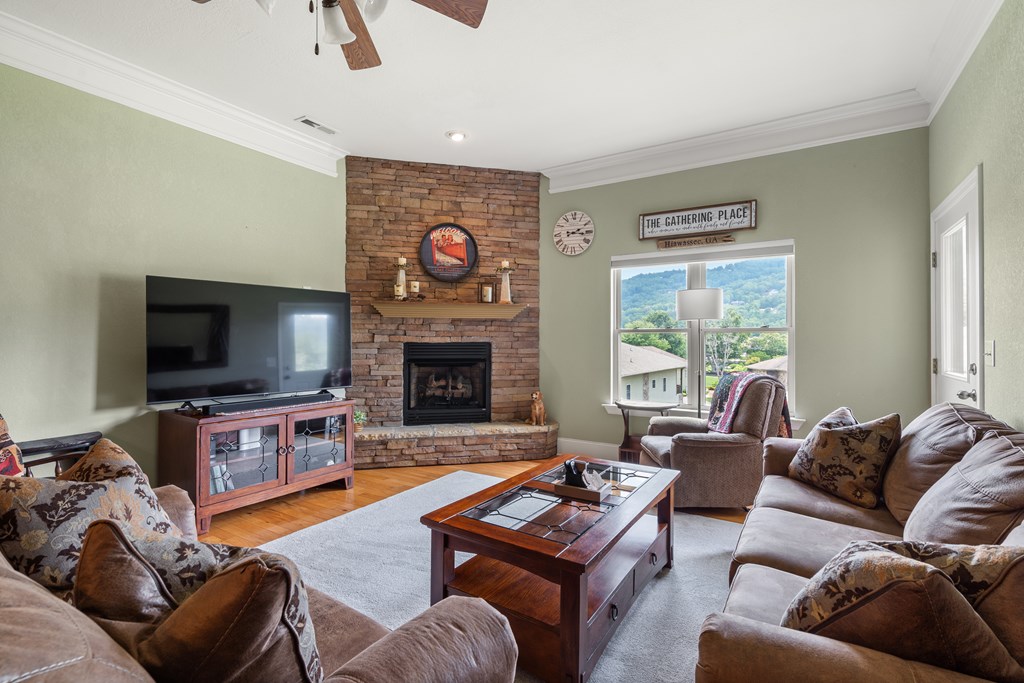 416334 Young Harris Condominium