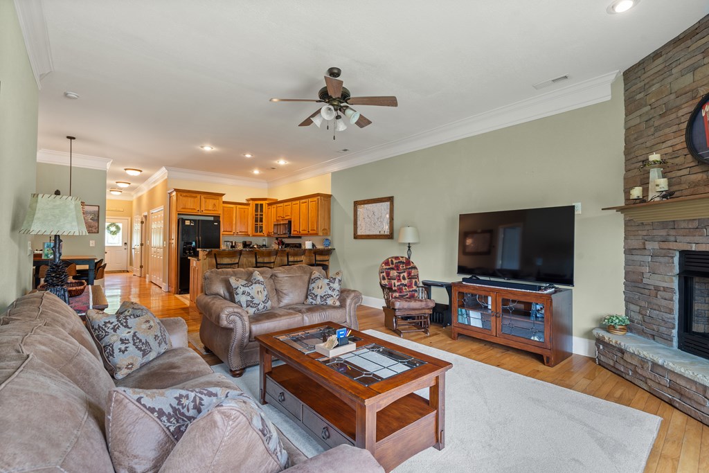 416334 Young Harris Condominium