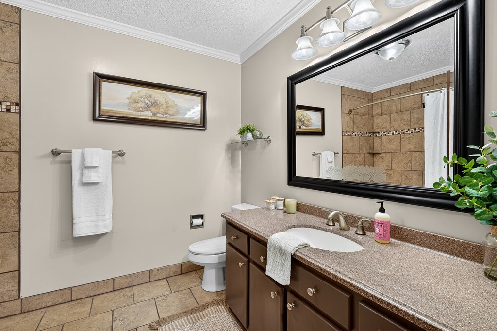 416642 Chatsworth Residential