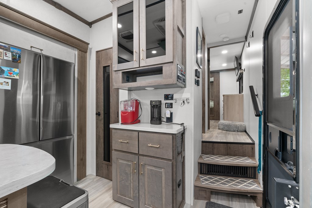 417560 Chatsworth Residential