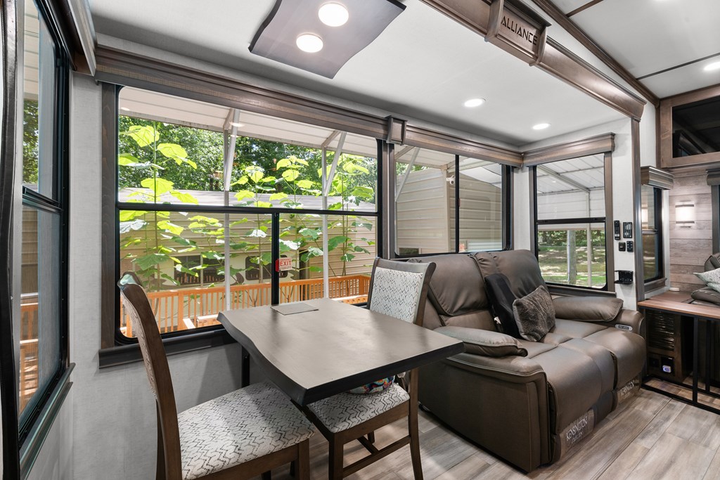 417560 Chatsworth Residential