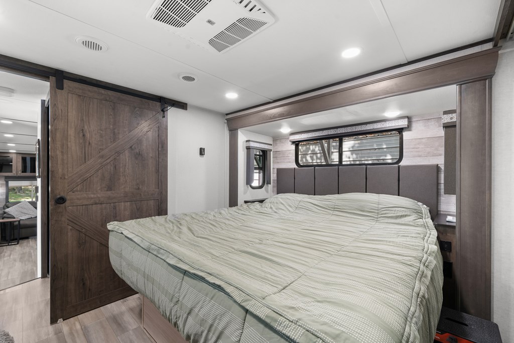 417560 Chatsworth Residential