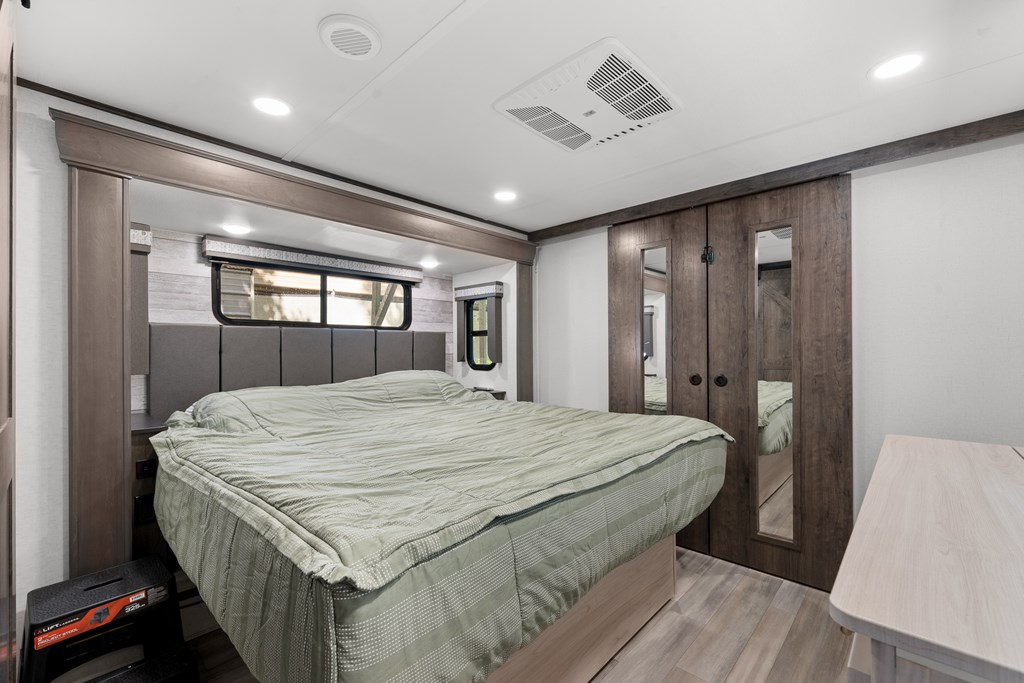 417560 Chatsworth Residential