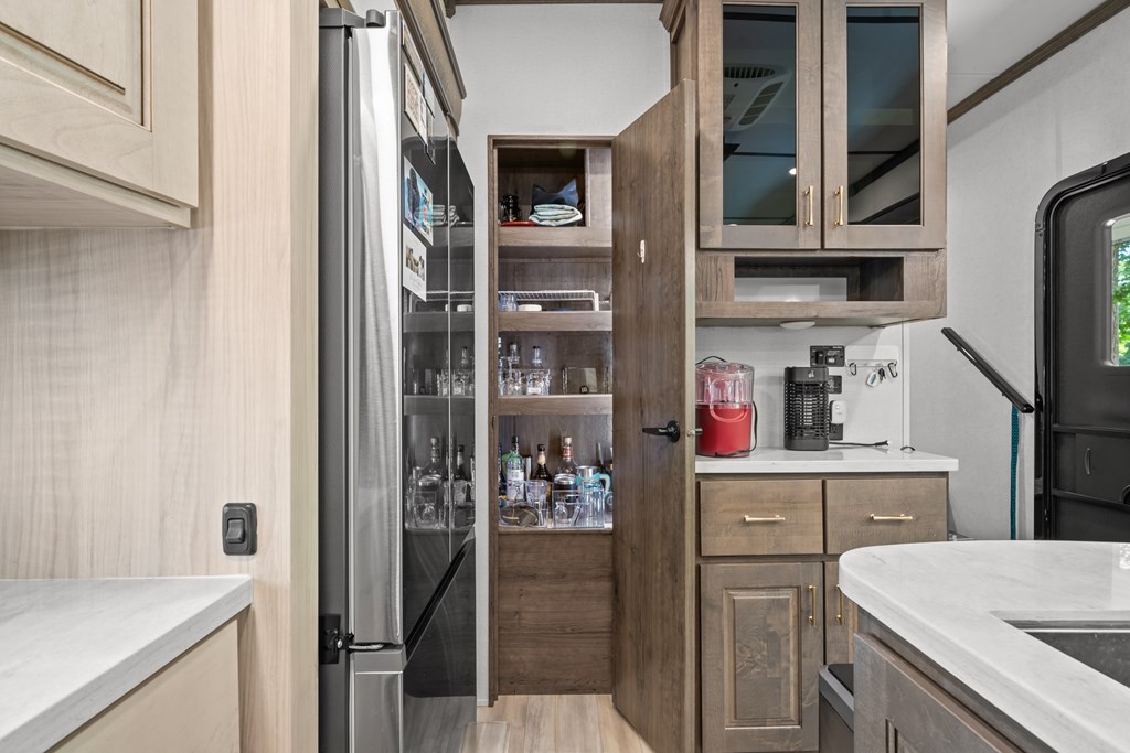 417560 Chatsworth Residential