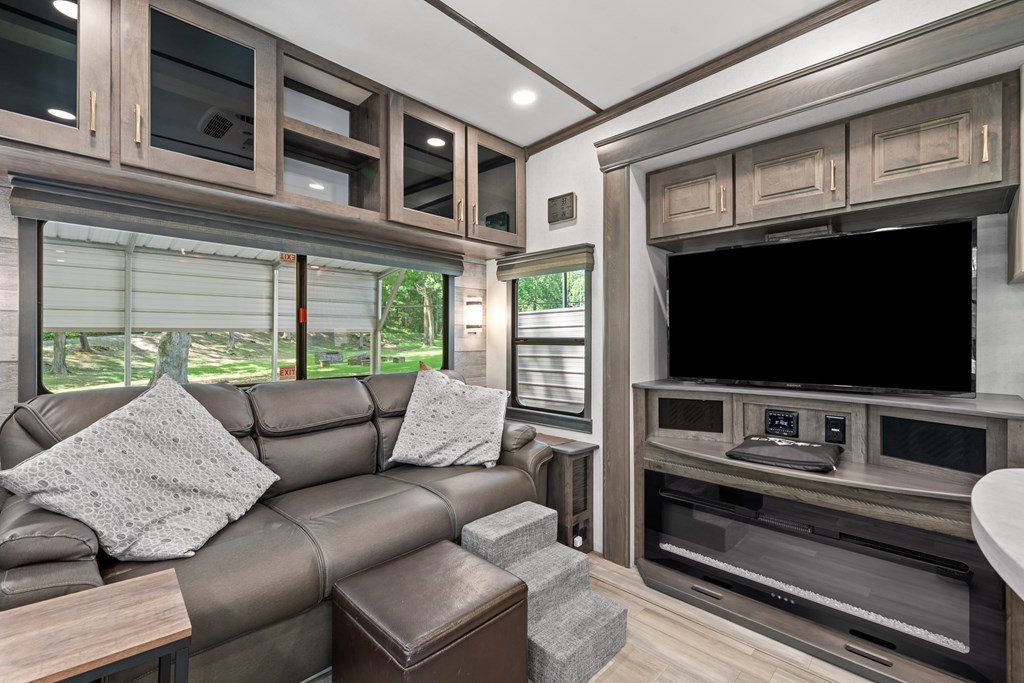 417560 Chatsworth Residential