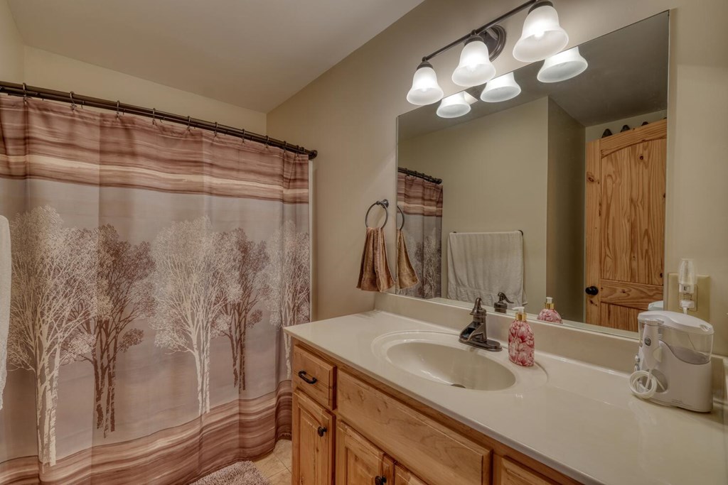 418493 Young Harris Residential