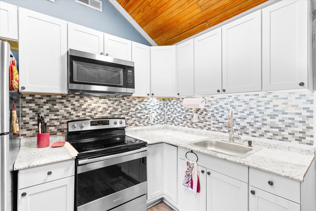 418709 Chatsworth Residential