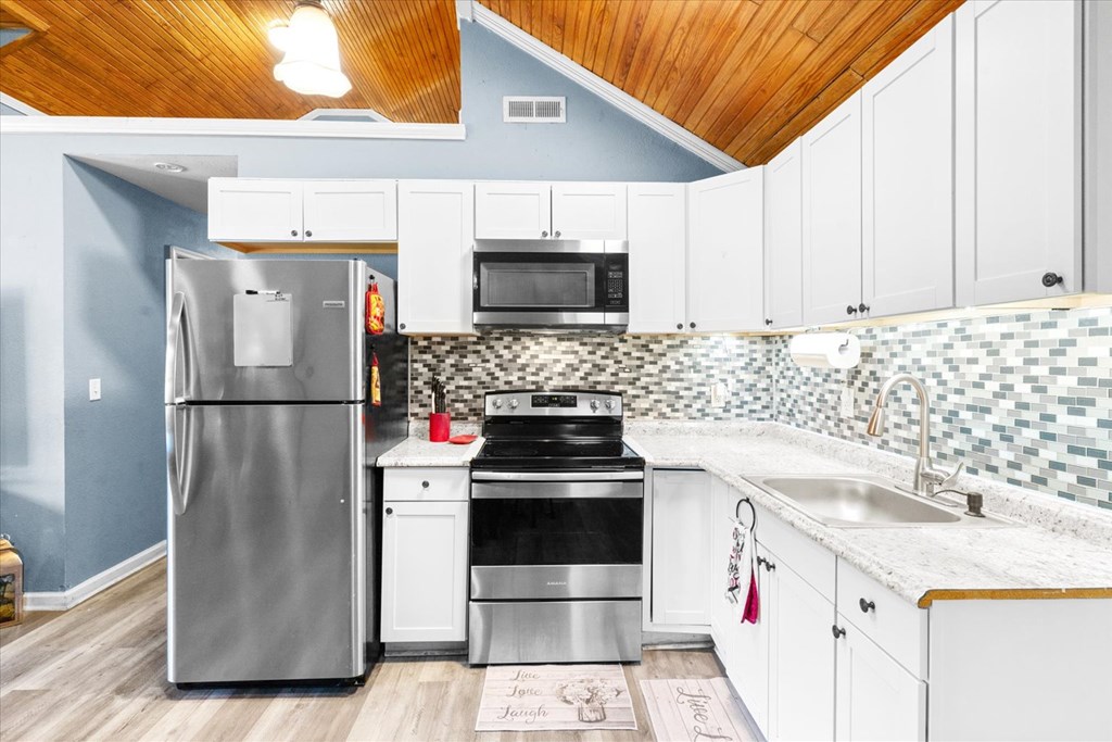 418709 Chatsworth Residential