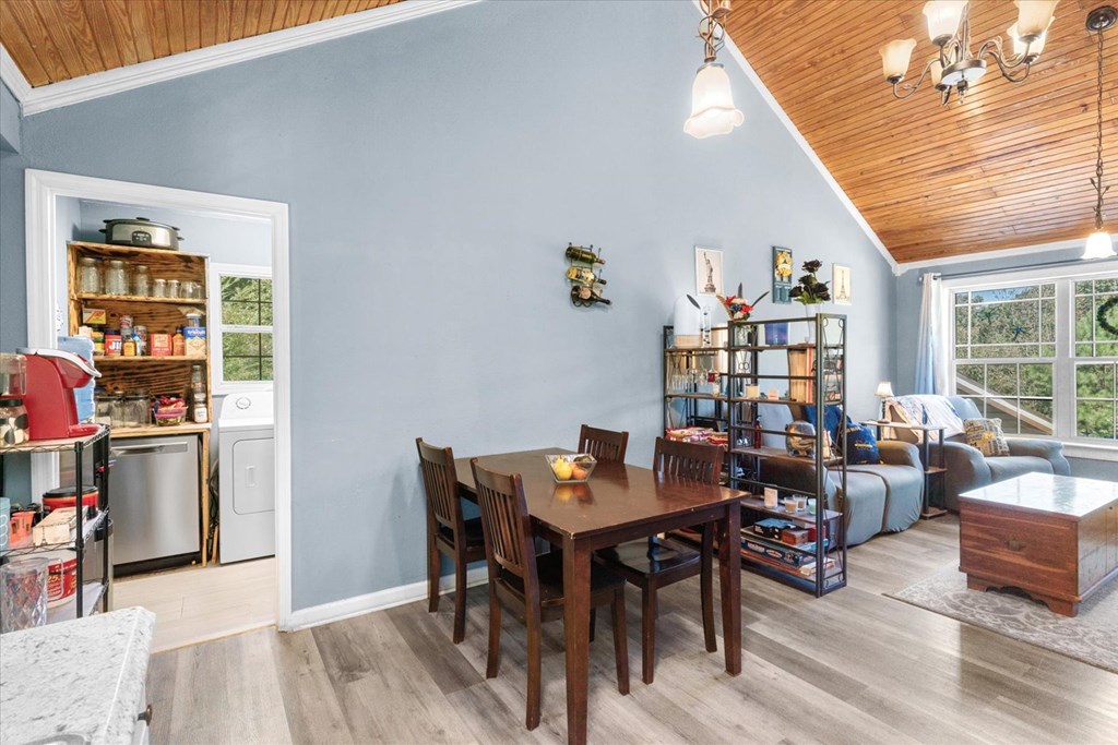 418709 Chatsworth Residential