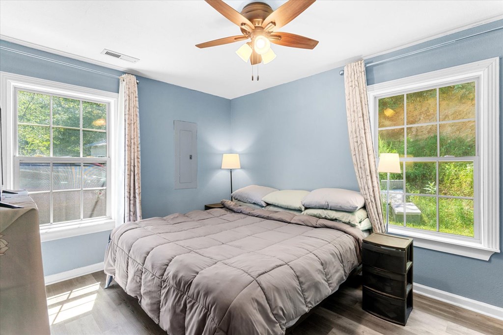 418709 Chatsworth Residential