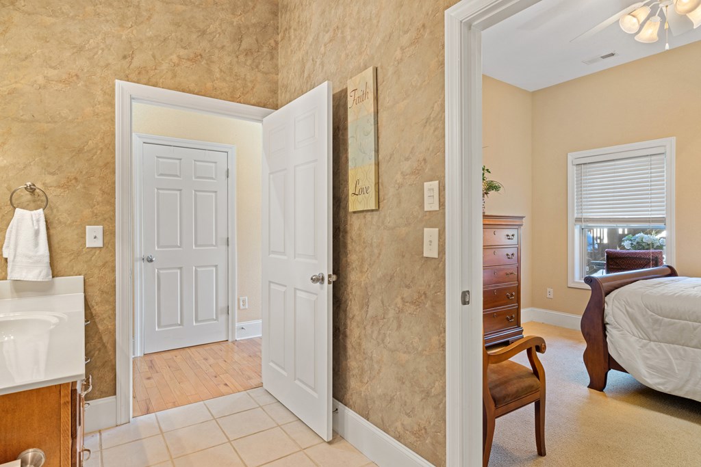 418888 Young Harris Condominium