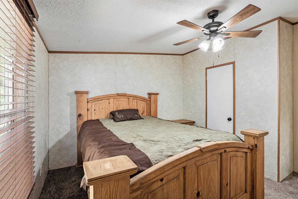 418946 Chatsworth Residential
