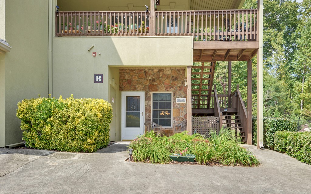 418970 Young Harris Condominium