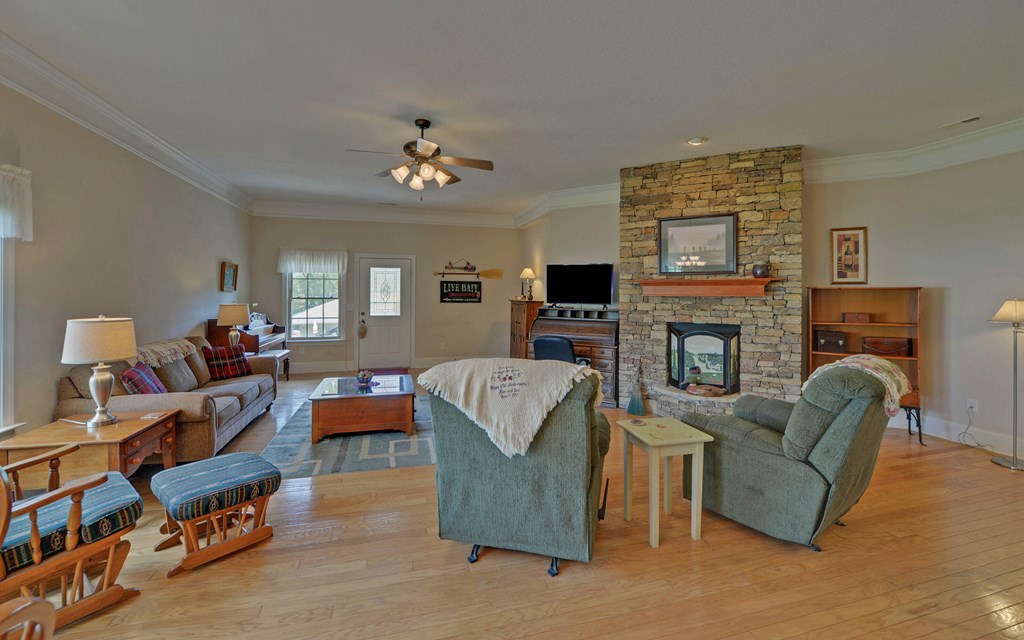 418970 Young Harris Condominium