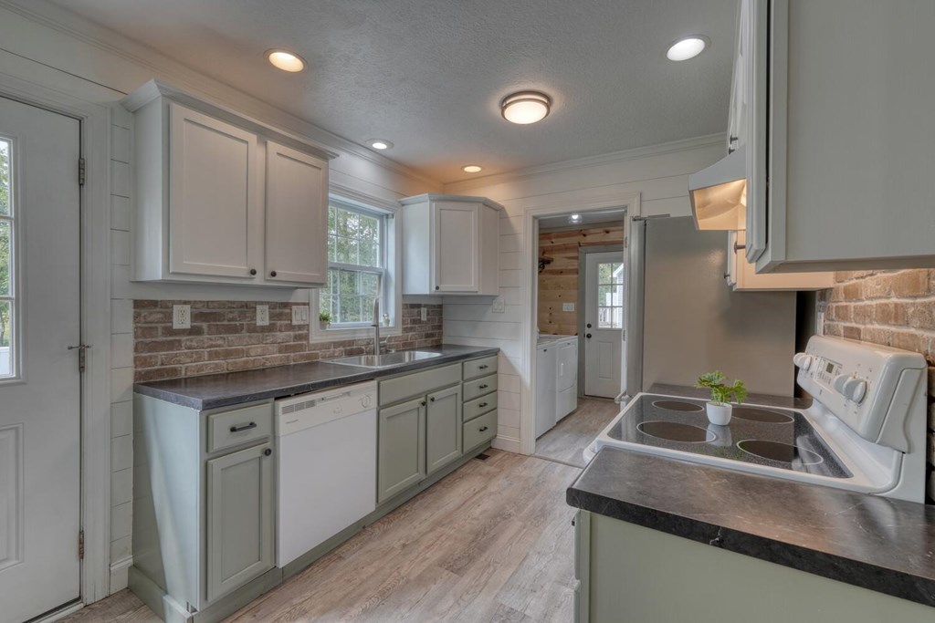 419084 Young Harris Residential