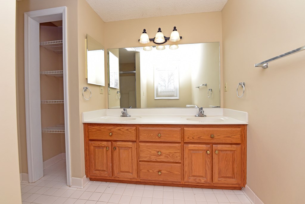 419334 Young Harris Condominium