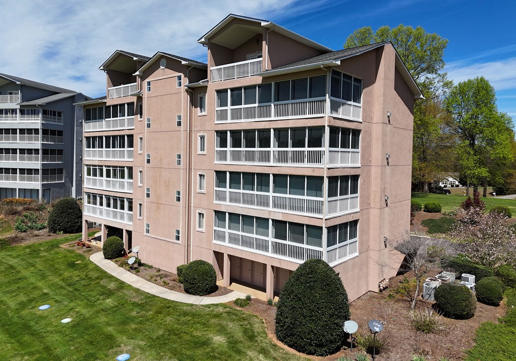 419334 Young Harris Condominium