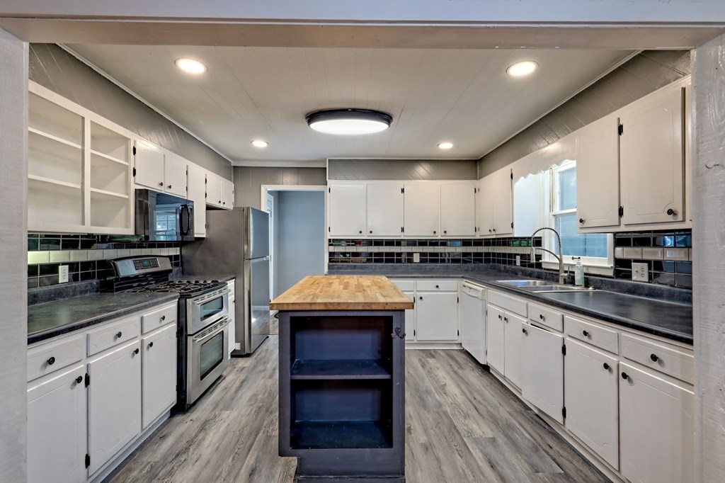 419561 Young Harris Residential