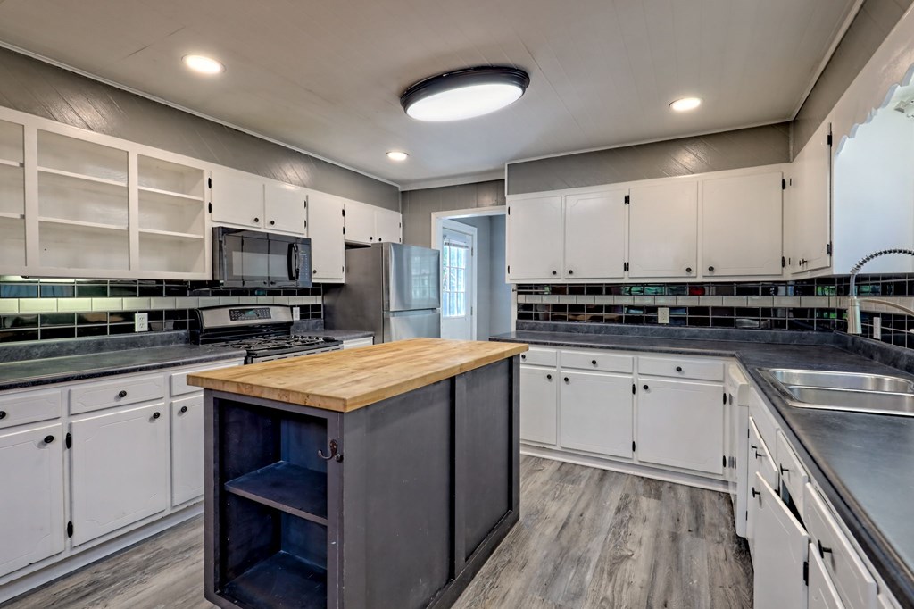 419561 Young Harris Residential