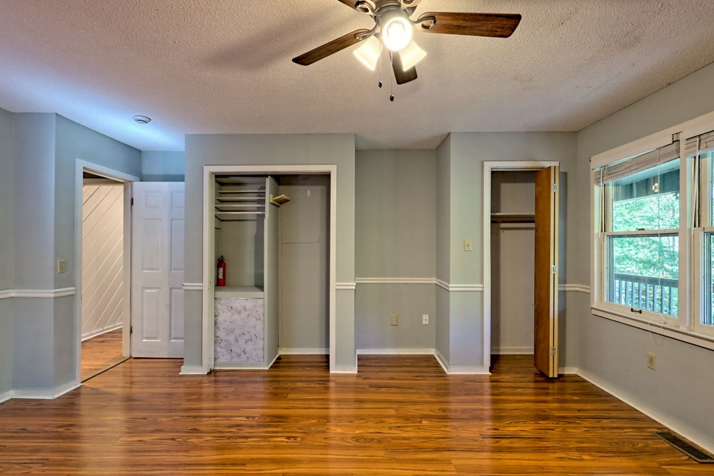 419561 Young Harris Residential