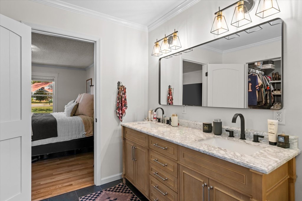 419803 Chatsworth Residential